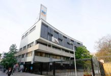 Grave ataque a docentes del Instituto Nacional: encapuchados las golpean y rocían con bencina