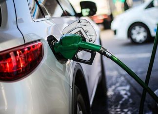 Buena noticia: Ad portas de un fin de semana largo bajan los precios de los combustibles