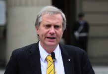 «Chao préstamo» la propuesta de Kast, que -según los expertos- podrían hacerlo caer en las encuestas