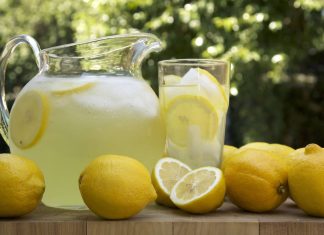 El agua con limón, un aliado para perder peso, reducir inflamaciones y mejorar la memoria