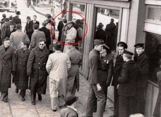 Una foto de la década de 1940 muestra a un viajero del tiempo con un smartphone