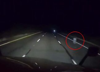 VIDEO | Conductor graba una misteriosa figura fantasmal parada al lado de una carretera en EEUU