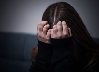 Conductas autolesivas y “atracones” de comida: señales que alertan sobre la salud mental de los adolescentes chilenos