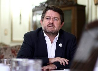 En qué se fundamenta Contraloría para acusar a Orrego de usar fondos públicos para su campaña