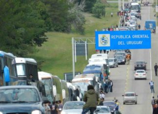 Uruguayos realizaron largas filas para ingresar a la Argentina el pasado fin de semana largo y aprovechar la ventaja cambiaria