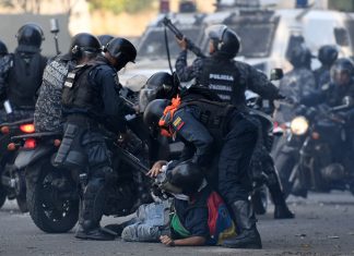 “Te meten en un cuarto sin oxígeno hasta que no puedas respirar”: las celdas de castigo para detenidos por protestas en Venezuela