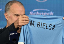 Hinchas uruguayos hacen fila para empapelar a garabatos a Bielsa: se anticipa que la AUF podría caducar hoy su contrarto (Video)