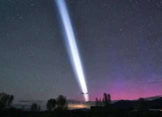 Un rayo blanco irrumpe en el cielo de EE.UU. y desata teorías sobre ovnis