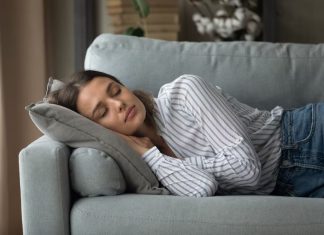 Dormir una siesta corta en el día puede ayudar a que tu cerebro esté más sano