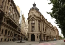 Empresas chilenas reportan ganancias por US$14.215 millones en primer semestre, con retail y salmoneras como principales protagonistas