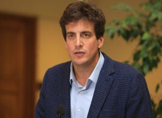 Diputado Schalper califica a Bachelet como “candidata presidencial part-time” y la llama a definirse en temas como Venezuela y rol del PC en el gobierno