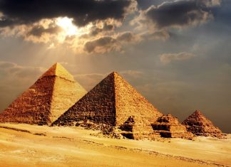 Los nuevos descubrimientos en las pirámides de Giza reabre la teoría de Elon Musk: ¿Las construyeron los extraterrestres?