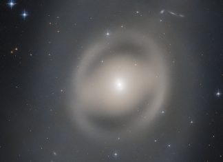 El Hubble capta a un ‘fantasma’ flotando a 44 millones de años luz de la Tierra