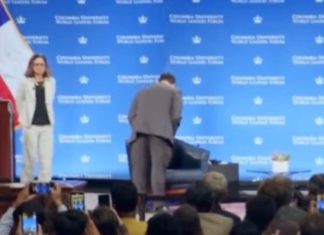 Premio para el que adivine a quién saluda el Presidente