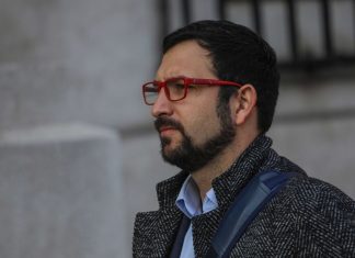 Tras serie de polémicas y presiones, gobierno remueve a Miguel Crispi como jefe de asesores de Boric