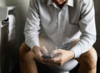 ¿Llevas tu teléfono al baño? Estas son las razones de por qué no deberías hacerlo