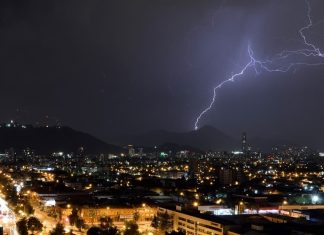 Alerta por inestabilidad: Truenos y fuertes ráfagas acompañarán la lluvia en Santiago este jueves