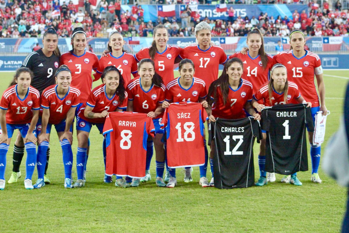 En la foto oficial las jugadoras salieron con las camisetas de sus compañeras que no pudieron estar presente debido a sus compromisos con los clubes europeos.