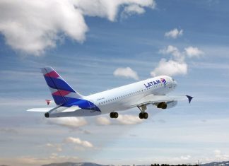Latam Airlines estaría evaluando comprar Aerolíneas Argentinas mientras gobierno de Milei desregula el transporte aéreo
