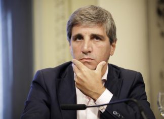 ¿Quién es Luis Caputo, el ministro argentino que criticó a Boric y «pone a los zurdos en su lugar»?