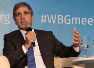 Ministro de Economía anunció las primeras medidas del Plan Motosierra en Argentina: el dólar oficial pasará a cotizar 800 pesos