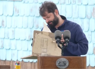 Entre lamentos, memes y carcajadas: Boric se echó un libro histórico que era una reliquia de 1944