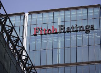 Fitch también recorta expectativas de crecimiento mundial, con la guerra comercial como telón de fondo