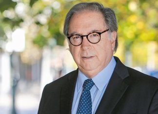 Piden destitución del embajador Juan Gabriel Valdés por tuits contra Trump y participar en acto de campaña de Harris