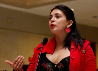 Nuevos chats complican más y más a Karol Cariola (aunque ella insiste en victimizarse por su maternidad)