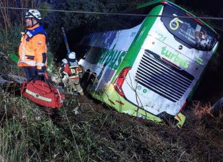 Dos personas mueren y 22 resultaron lesionadas tras volcamiento de un bus en Laja