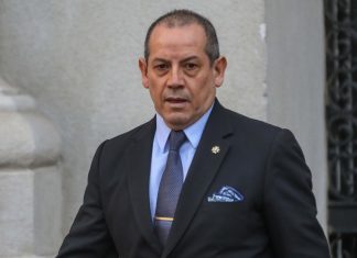 Revocan prisión preventiva a Sergio Muñoz, ex director nacional de la PDI, tras 50 días detenido