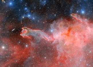 Captan la ‘mano de Dios’ en el firmamento a «punto de devorar» una galaxia