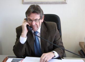 Contraloría pide explicaciones a Cancillería por mantener millonario sueldo de Jaime Gazmuri tras su expulsión de Venezuela