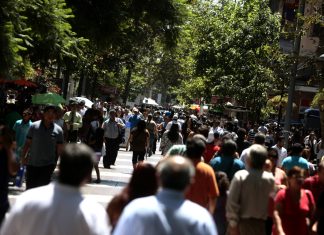 Estudio revela que chilenos dejan de sentirse jóvenes a los 42 años y se ven como viejos a los 50