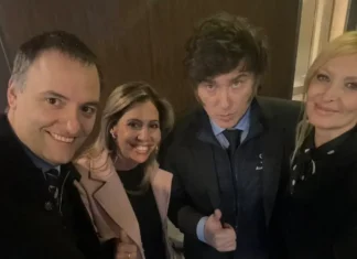 Javier Milei confirma su relación con Amalia «Yuyito» González con una fotografía: «Junto a mi novia»