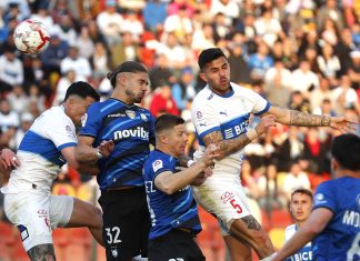 Universidad Católica golea a Huachipato y asecha a la U