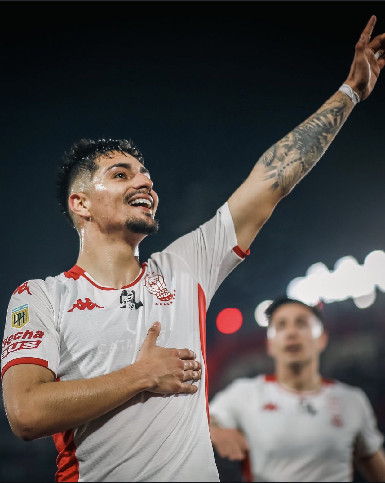 El chileno Williams Alarcón celebra el único tanto del partido. Gracias a su tanto, su equipo es el líder del fútbol argentino.