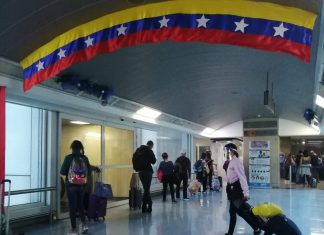 Urgencia por salir del país y represalias de Maduro disparan los precios de los vuelos en Venezuela