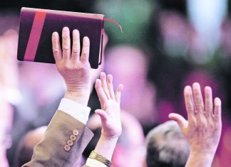 Abusos sexuales encubiertos y diezmos millonarios: Impactante denuncia de pastor evangélico perseguido por su iglesia