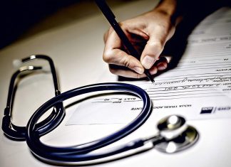 Hasta de Fonasa: miles de funcionarios públicos figuran en lista de clientes de megafraude de licencias médicas