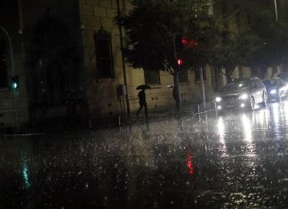 Con lluvia y sin luz: así pasaron la noche varias comunas de la Región Metropolitana