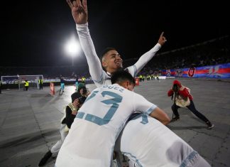 La U derrota a Huachipato en los minutos finales, se mantiene en lo más alto y vuelve a Copa Libertadores