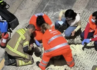 Escalofriante episodio frente a La Moneda: un hombre se quemó a lo bonzo y caminó en llamas entre la gente