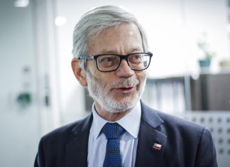 Exministro Fontaine critica a Jara por falta de coherencia económica: “Ha cambiado de programa como quien se cambia de chaqueta”