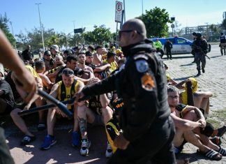 Disparos y vehículos quemados: graves incidentes entre hinchas de Peñarol y la policía en Río de Janeiro (Videos)