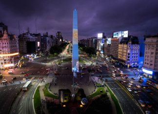 Riesgo país de Argentina sigue cayendo y llega a mínimos en más de cinco años