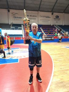 "Pipa" Verdejo alzando la Copa como Campeón Nacional categoría 70-74 años