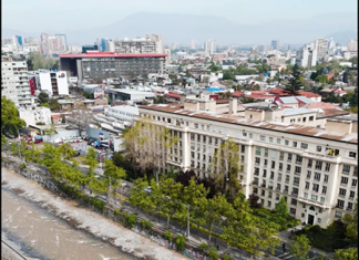Envuelven en papel dorado de aluminio el icónico puente Condell transformándolo en una obra de arte