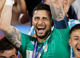 Un chileno, por primera vez campeón y capitán de un equipo extranjero, ganador de un torneo continental