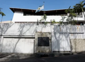 Refugiados en la Embajada de Argentina en Caracas: Aislados, sin luz y a la espera de ayuda